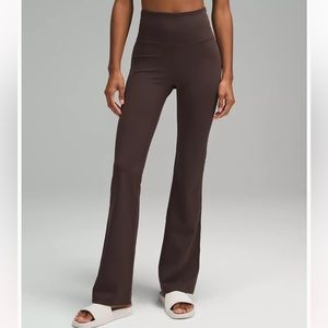Groove Super-High-Rise Flared Pant Nulu
Regular by Lululemon